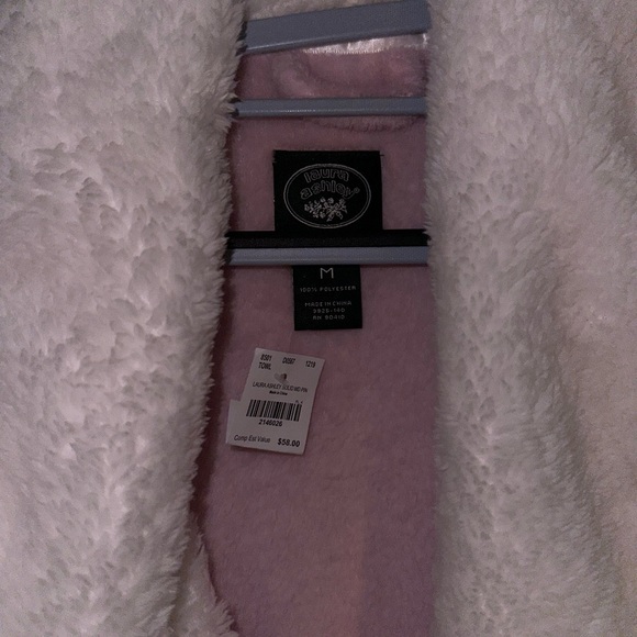 NWT Laura, Ashley, pink robe size medium very soft and fluffy - Picture 7 of 11